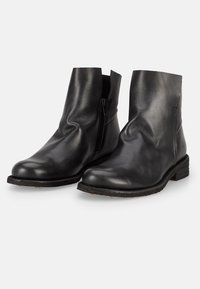 Bottes bottines en cuir noir avec une texture légèrement froissée, fermeture éclair latérale, bout arrondi et petit talon empilé.