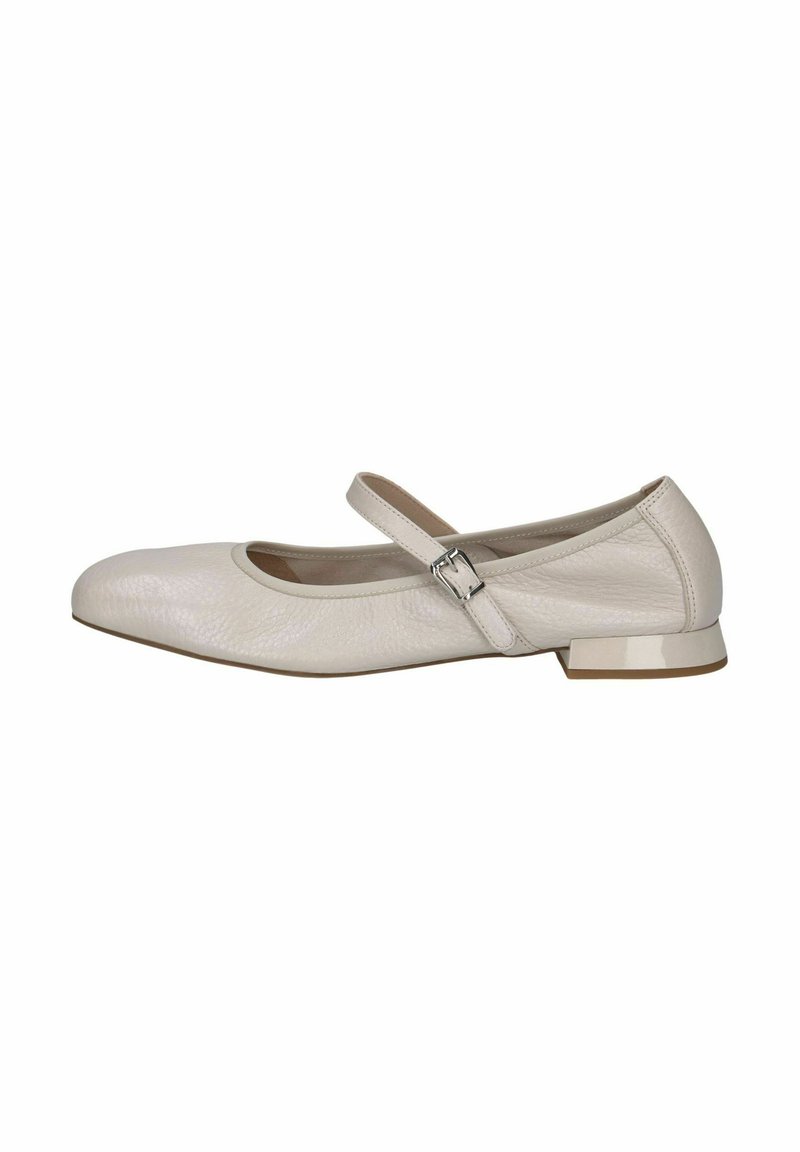 Bailarinas color crema con puntera redonda, cuero texturizado, un pequeño tacón cuadrado y una correa con un detalle de hebilla de metal.