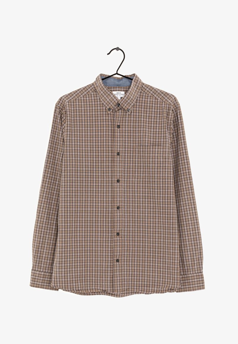 Chemise à manches longues boutonnée avec un motif à carreaux beige, marron et noir, suspendue sur un cintre noir sur fond blanc.