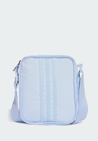 Hellblaues Umhängetäschchen mit glattem Stoffäußeren, das eine gepolsterte Struktur und drei waagerechte, gestickte Akzente auf der Vorderseite aufweist.