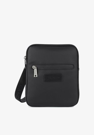 Borsa a tracolla nera in nylon con forma rettangolare, dotata di una tasca frontale con zip e di un'etichetta del marchio. Completata da una robusta tracolla.