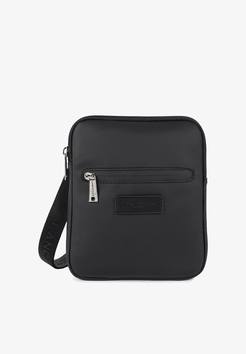 Borsa a tracolla nera in nylon con forma rettangolare, dotata di una tasca frontale con zip e di un'etichetta del marchio. Completata da una robusta tracolla.