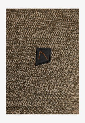 Stickad tyg i jordiga toner med ett texturerat mönster. Har en svart patch med en orange triangulär design. Rundade kanter och sömlös finish.