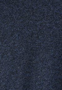 Strickstoff in Dunkelblau mit einer strukturierten Optik, die subtile Farbvariationen aufweist. Das Material ist weich und leicht dehnbar.