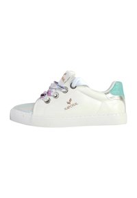 Sneaker bianco con una finitura lucida, dettagli riflettenti sul tallone, lacci pastello e un logo sottile. Caratterizzato da punta rotonda e suola piatta.