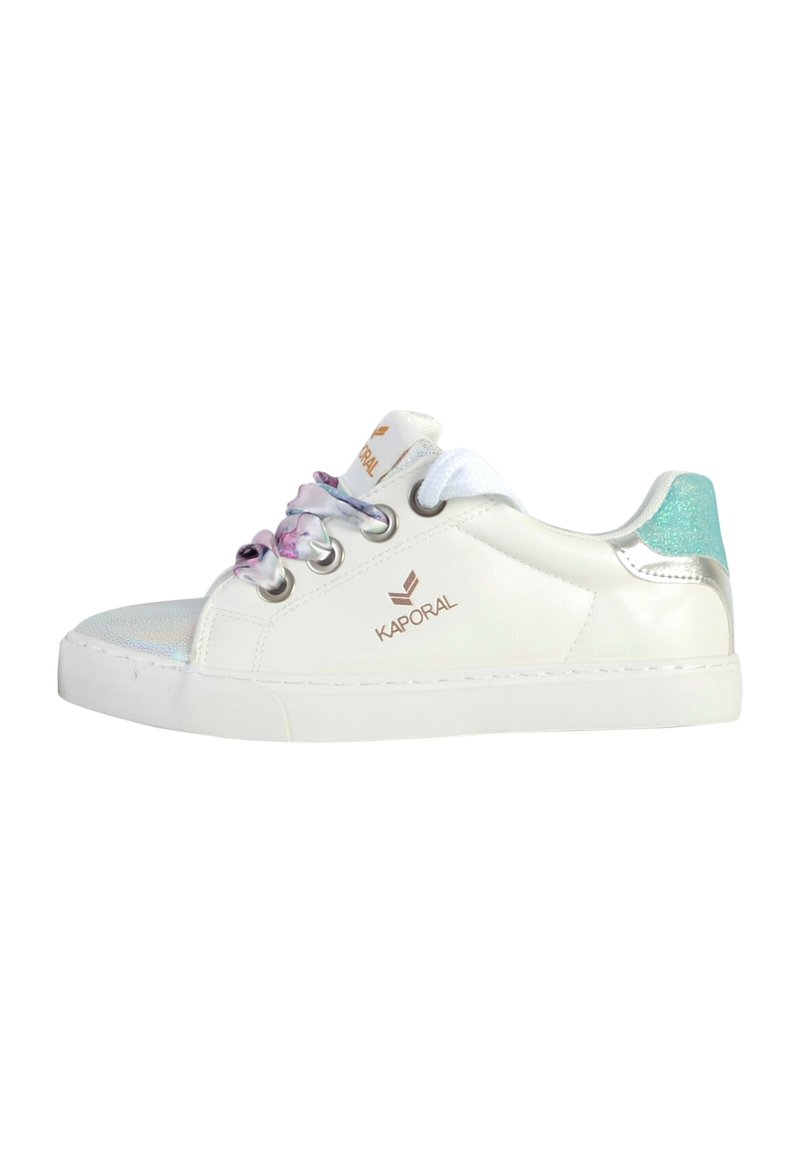 Sneaker bianco con una finitura lucida, dettagli riflettenti sul tallone, lacci pastello e un logo sottile. Caratterizzato da punta rotonda e suola piatta.