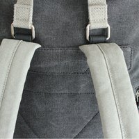 Zaino in tessuto grigio con spallacci imbottiti grigio chiaro, dotato di hardware in metallo e una tasca orizzontale sul retro.