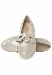 Metalliske guld loafers med en hvid og guld kædeaccent. Har en afrundet tå og en hvid gummisål. Blød lædertekstur.