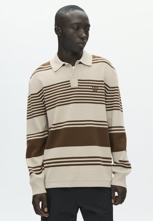 Polo à manches longues beige et marron à rayures, avec col, deux boutons et un petit logo sur la poitrine. Tissu en maille texturé.
