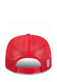 Rote Netz-Basketballmütze mit flachem Schild, verstellbarem Snapback, geprägtem "KANSAS CITY CHIEFS"-Text und NFL-Logo-Patch an der Seite.