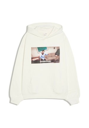 Sweat à capuche blanc avec poche avant présentant une photo d’un homme sautant sur un canapé et le texte "PARKOUR!" en lettres grasses.