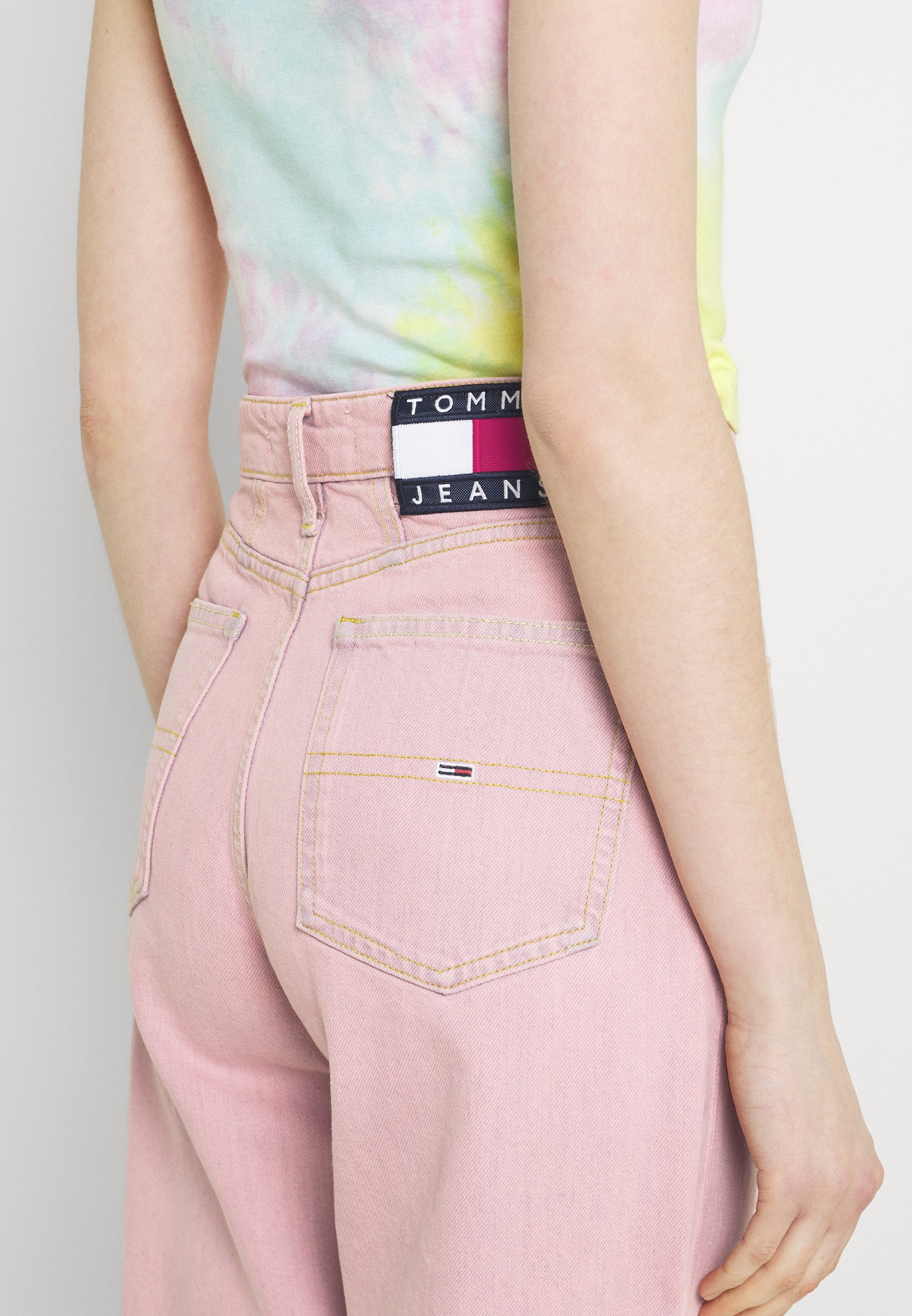 Tommy Jeans MOM ULTRA - Jeans baggy - pink daisy/fuxia - Zalando