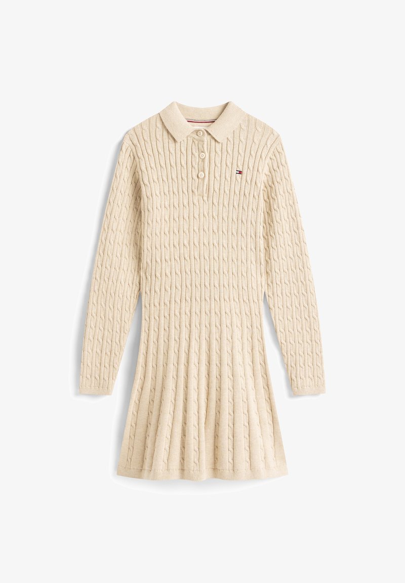 Robe à manches longues en maille torsadée couleur crème, avec col, trois boutons et petit logo sur la poitrine gauche.
