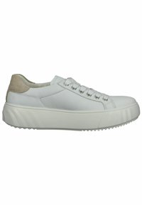 Baskets en cuir blanc avec un talon en daim beige, comportant six œillets, une semelle texturée et un design de semelle intermédiaire épaisse.