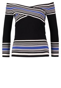 Schwarzer Off-Shoulder-Pullover mit langen Ärmeln, der horizontale Streifen in Weiß, Grau, Schwarz und Blau an der Oberseite, den Bündchen und dem Saum aufweist.