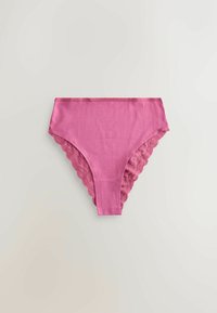 Culotte taille haute rose pour femme avec bordure en dentelle sur les côtés, posée à plat sur un fond gris clair.