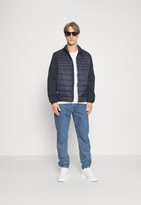 Tommy Hilfiger MIX MEDIA STAND COLLAR JACKET - Overgangsjakke - desert sky