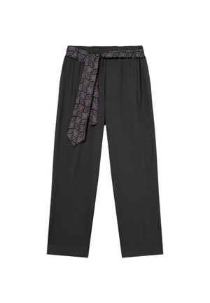 Pantalon gris à jambes larges avec une taille élastique et une ceinture en tissu à motif, présentant une texture à carreaux subtile et des jambes coupées droites.