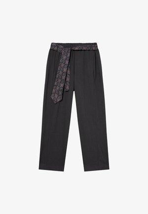 Pantalon gris à jambes larges avec une taille élastique et une ceinture en tissu à motif, présentant une texture à carreaux subtile et des jambes coupées droites.