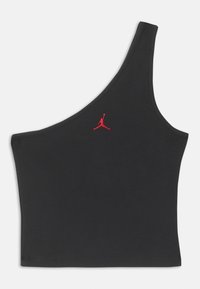 Czarny krótki top na jedno ramię z czerwonym haftowanym logo Jumpman na środku klatki piersiowej na jednolitym tle.