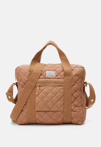 Sac matelassé marron avec fermeture éclair dorée, poignées supérieures et bandoulière réglable. Comprend une poche avant et un motif de couture en forme de losange.