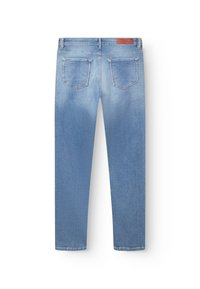 Světle modré džíny z denimu s rovný střihem, pěti kapsami a koženou nášivkou na pase. Vybledlá textura a čistý lem u kotníků.