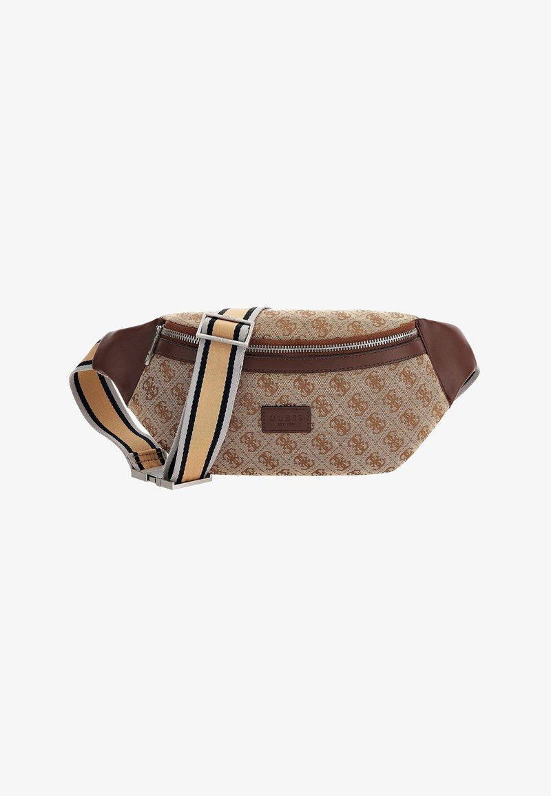 Sac banane Guess marron à motif avec une sangle réglable beige et noire rayée et une fermeture éclair argentée.