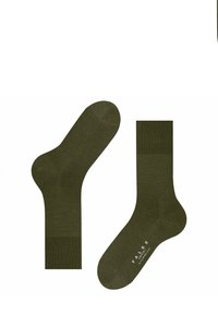 Due calze di colore verde oliva posizionate fianco a fianco, che mostrano la loro texture liscia e il design lavorato a maglia, con il marchio visibile su una calza.