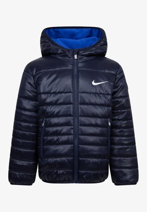 Giacca puffer blu navy con cappuccio, caratterizzata da un rivestimento interno blu a contrasto, zip frontale e tasche laterali. Include il logo bianco di Nike sul petto.