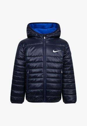 Giacca puffer blu navy con cappuccio, caratterizzata da un rivestimento interno blu a contrasto, zip frontale e tasche laterali. Include il logo bianco di Nike sul petto.