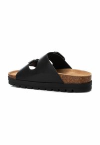 Sandalia deslizante de cuero negro con plantilla de corcho, diseño perforado y suela de goma texturizada para mayor tracción.