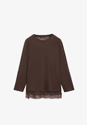 Maglietta marrone a maniche lunghe realizzata in tessuto strutturato, con bordo in pizzo sull'orlo e scollo rotondo. Vestibilità comoda, design casual.