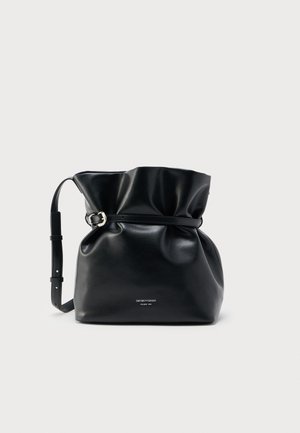 Mustast pehmest nahast tõmblukuga õlakott reguleeritava rihma ja hõbedase pandlaga, eestpoolt minimalistliku Emporio Armani logoga.