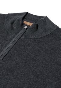 Dunkelgrauer Strickpullover mit kurzem silbernen Reißverschluss und umgeschlagenem Rippkragen auf hellem Hintergrund.