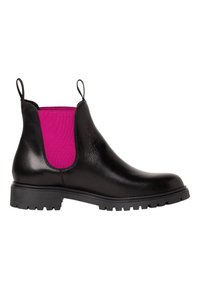 Bottine Chelsea en cuir noir avec semelle épaisse et panneaux élastiques latéraux rose vif, avec languettes de tirage à l'avant et à l'arrière.