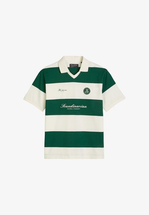 Poloshirt met korte mouwen met brede groene en witte horizontale strepen, een kraag en de tekst "Scandinavian Football Community" aan de voorkant.