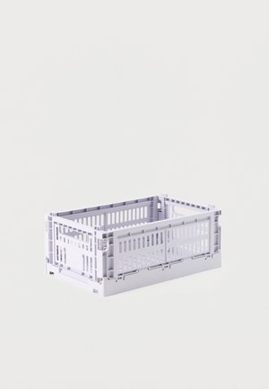 Caja plegable de plástico color púrpura claro con lados ranurados y asas, diseñada para el almacenamiento o transporte de mercancías.