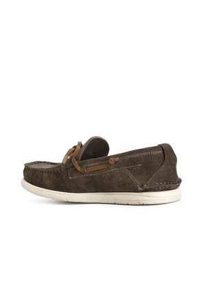 Brune ruskinds slip-on sko med rund tå, kontraststing og læderdetalje. Blød tekstur og let hvid gummisål.