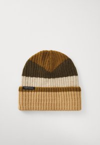 Gebreide muts in aardse tinten van bruin, beige en room, met ribbeltextuur en geometrisch patroon, voorzien van een opklapbare boord en logo-label.