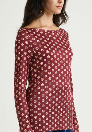 Maglia a maniche lunghe color vinaccia con motivo geometrico e piccoli dettagli crema e rosa, realizzata in tessuto morbido con vestibilità comoda.