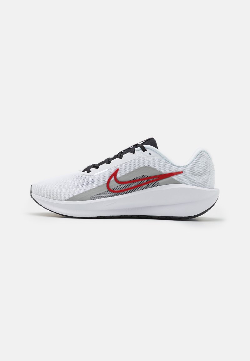 Nike Performance DOWNSHIFTER 13 - Pantofi de alergare pe asfalt - white/fire red/light smoke grey/black/photon dust