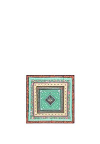 Bufanda con patrones en verde, negro y naranja. Presenta diseños florales y geométricos, con un motivo central de diamante y un borde ornamentado.