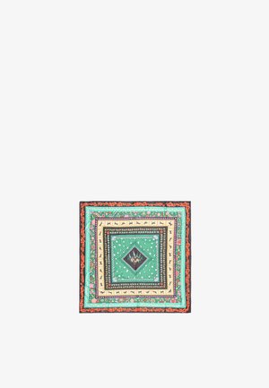 Roheline, must ja oranž dekooriga sall. Omab lille- ja geomeetrilisi mustreid, mille keskmes on teemantmotiiv ja ümbritseva ornamenteeritud äär.