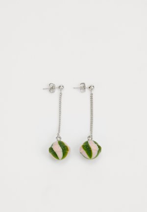 Cercei lungi cu lanțuri argintii și mărgele rotunde colorate în verde, roz și alb, având detalii embossate pe suprafață.