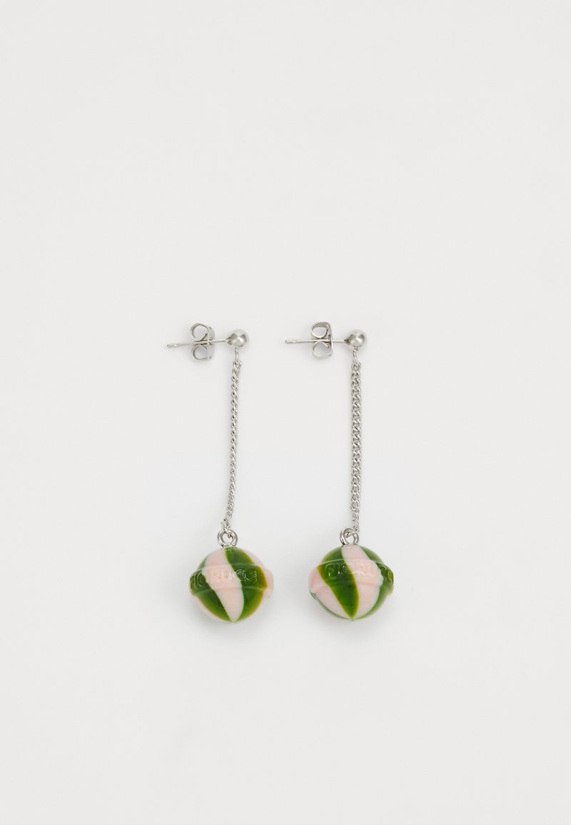 Κρεμαστά σκουλαρίκια με ασημί αλυσίδες και στρογγυλές χάντρες σε χρώματα πράσινο, ροζ και λευκό, με ανάγλυφη διακόσμηση στην επιφάνεια.