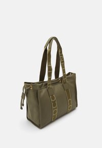 Olijfgroene tote bag van textuurleer, met dubbele stoffen handvatten, gouden hardware accenten en een open bovenkant ontwerp.
