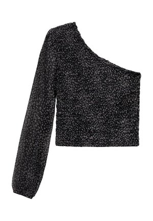Zwarte cropped top met één lange mouw en een asymmetrische halslijn, gemaakt van een textuurstof met een subtiel luipaardprintpatroon.