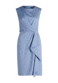 Helles blaues ärmelloses Kleid aus floral strukturiertem Stoff, mit einem gewickelten Design und einem drapierten Vorderteil sowie einem Reißverschluss hinten.