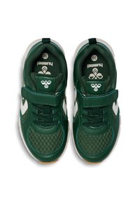Groene sportschoenen met een bovenkant van mesh, witte accenten, klittenbandsluiting en een gestructureerd oppervlak. Voorzien van zwarte veters en een zool van gumrubber.