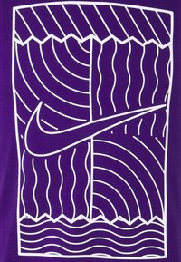 Fialové tričko s bílými grafickými liniemi, včetně vln a cikcakovitých vzorů, se stylizovaným logem Nike uprostřed.